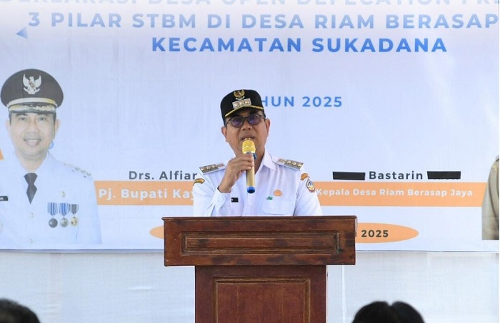 PIDATO: Pj Bupati Kayong Utara Alfian saat menyampaikan pidato kepada jajarannya belum lama ini.