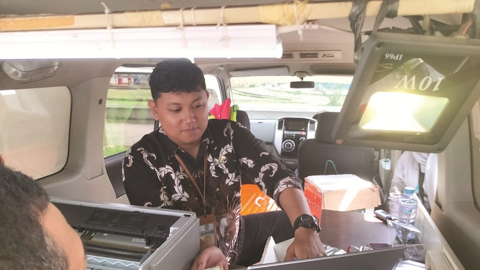 PAJAK : Petugas pajak saat menerima pembayaran pajak di tempat saat menggelar razia Kamis pagi.