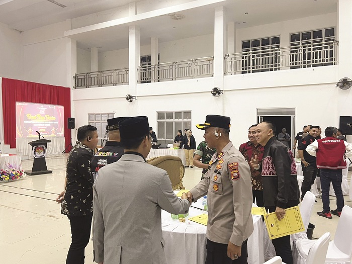 PENGAMANAN : Kapolres Melawi Muhammad Syafii pimpin langsung pengamanan rapat pleno terbuka di Gedung Serba Guna Nanga Pinoh, Rabu (5/2).