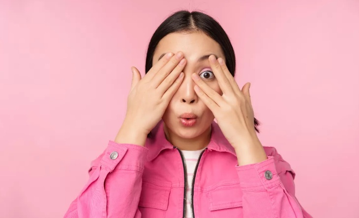 Ilustrasi seseorang penderita mata juling.