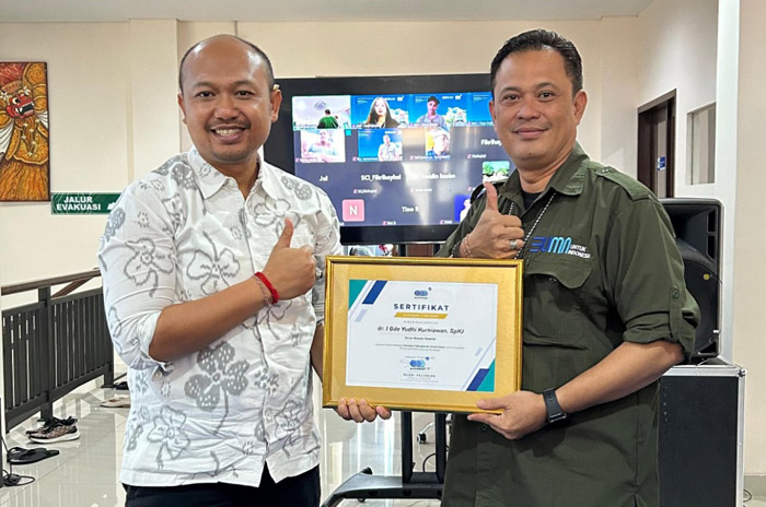 Kepala Cabang PT SUCOFINDO Denpasar, Rusdi Palureng saat menyerahkan Sertifikat kapada dr. I Gde Yudhi Kurniawan, Sp.KJ.