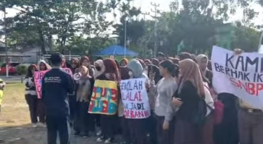 Siswa-siswi SMKN 1 Pontianak demo di sekolahnya pada Jumat (7/2).