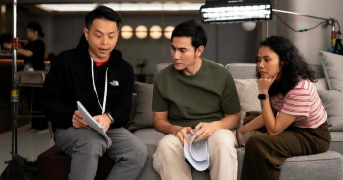 FILM KOMEDI: Dari kiri, Ernest Prakasa, Vino G Bastian, dan Dea Panendra saat syuting &lsquo;Lupa Daratan&rsquo;.
