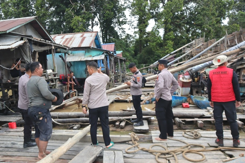 Kapolres bersama jajaran saat turun langsung ke lokasi PETI di Kecamatan Boyan Tanjung.