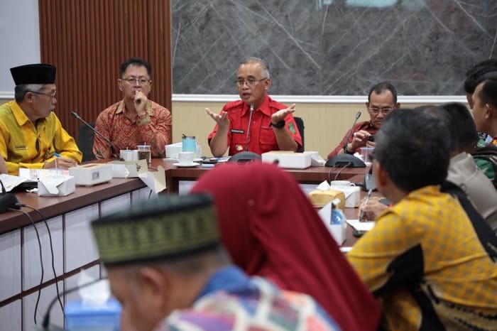 Pj Wali Kota Singkawang, Sumastro, usai memimpin rapat finalisasi Festival Cap Go Meh 2025 di Kantor Wali Kota.