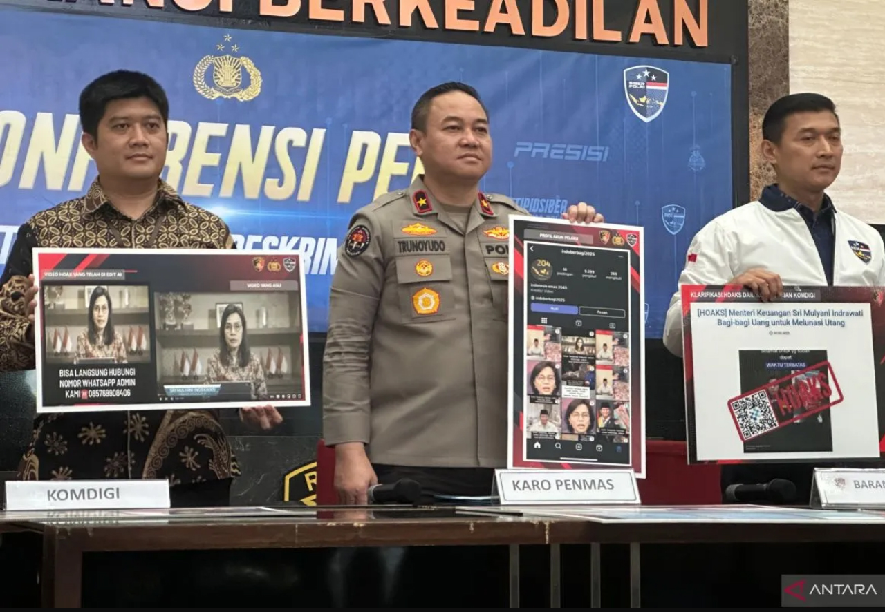 Barekskrim Polri saat menunjukkan sejumlah barang bukti kasus deepfake dalam konferensi pers di gedung Bareskrim Polri, Jakarta, Jumat (7/2).