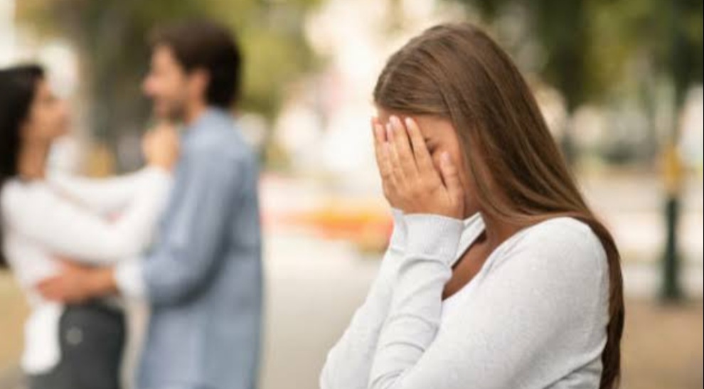 Ilustrasi seorang mantan menyesal memutuskan hubungan.