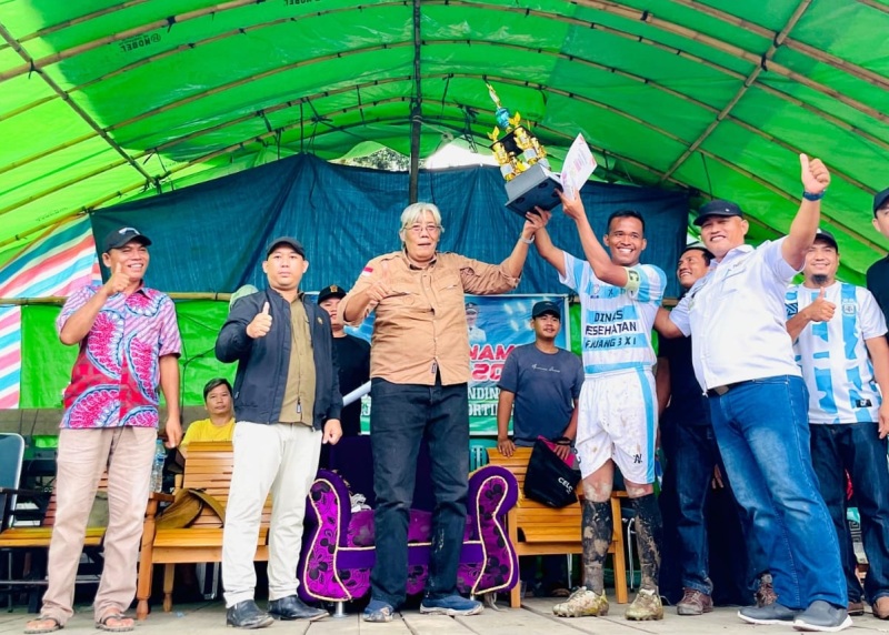 Bupati Kabupaten Sintang Jarot Winarno saat memberikan hadiah secara simbolis kepada para pemenang turnamen Jarot Cup.
