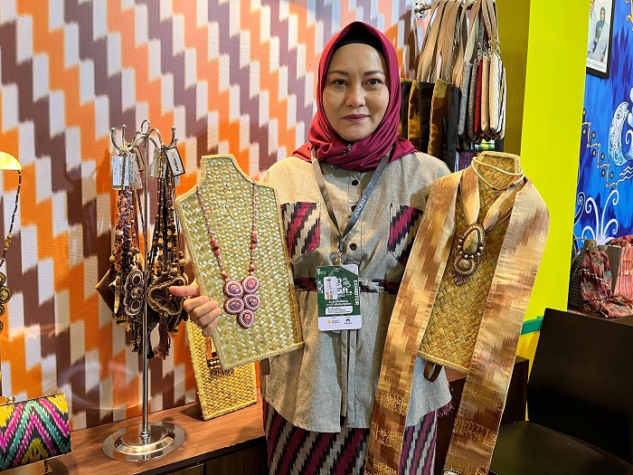MENDUNIA: Maya Noviza, pemilik usaha kriya