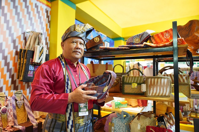 TAMPIL DI PAMERAN: Suherman, pengrajin tanjak saat tampil di pameran INACRAFT 2025 di Jakarta Convention Center.