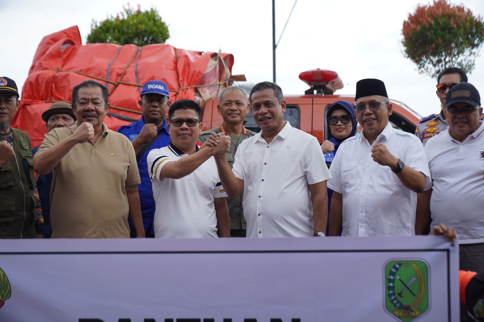 BANTUAN: Pj Wali Kota Pontianak Edi Suryanto menyerahkan secara simbolis bantuan bagi korban banjir kepada Bupati Sambas Satono.