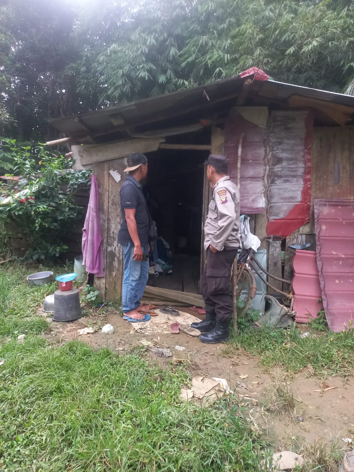 Polsek Samalantan saat mengecek kondisi warga yang sakit, Jumat (7/2/2025).