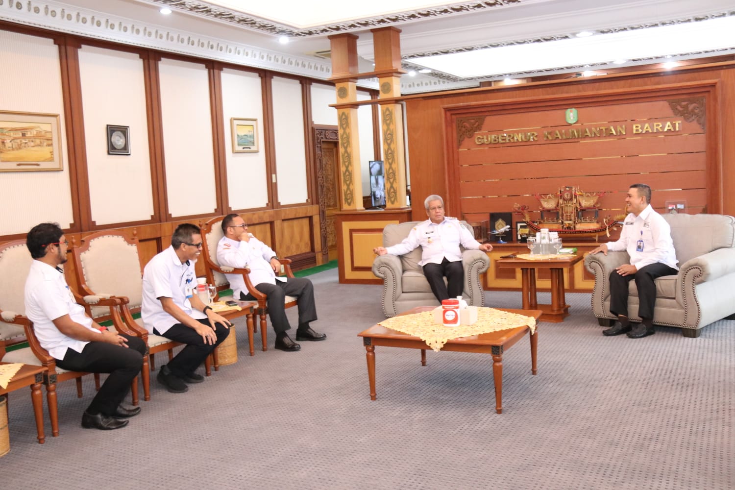 Penjabat Gubernur Kalbar Harisson saat menerima audiensi Kepala Perwakilan BKKBN Kalbar, Nuryamin di ruang Kerja Gubernur Kalbar.