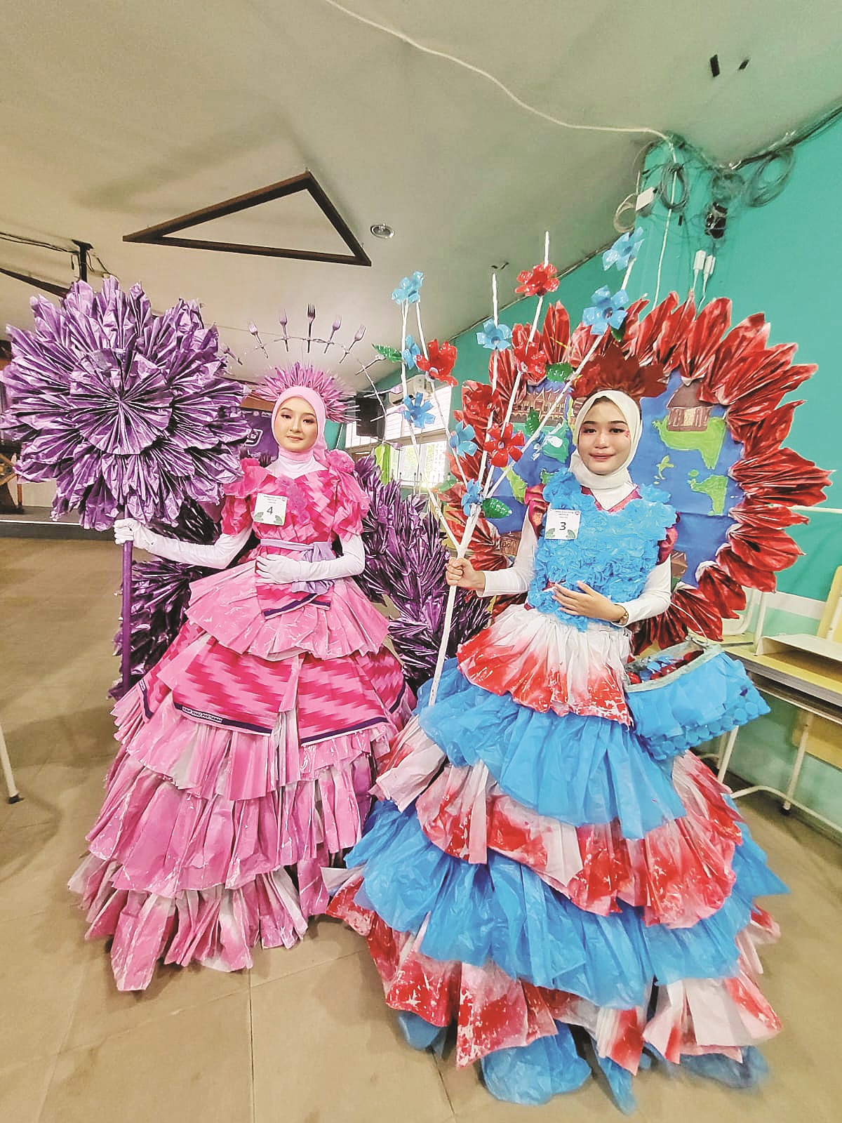Busana dari limbah plastik.