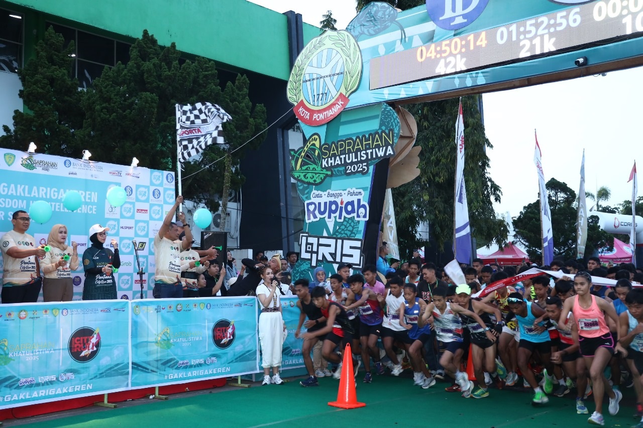 LEPAS PESERTA: Penjabat Wali Kota Pontianak Edi Suryanto melepas para peserta Pontianak City Run (PCR) 2025.