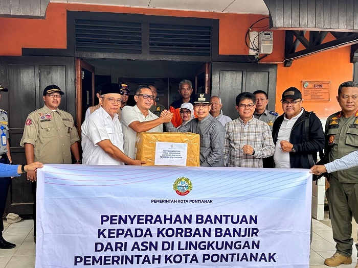 PENYERAHAN BANTUAN: Penjabat Walikota Pontianak menyerahkan bantuan kepada Pj Bupati Ismail.