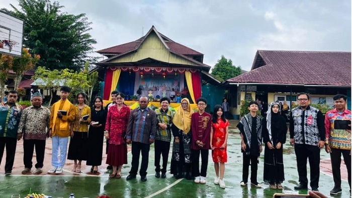 DIABADIKAN: Manajemen sekolah dan para guru berfoto bersama saat Festival Toleransi dalam Keberagaman SMP Negeri 1 Singkawang.