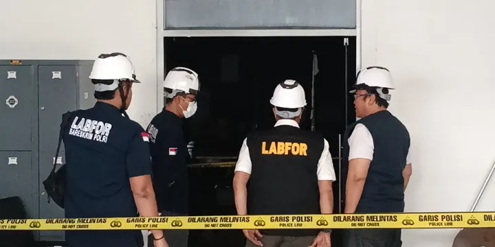 SELIDIKI KEBAKARAN: Sejumlah petugas kepolisian melakukan penyelidikan untuk mencari penyebab kebakaran di ruang humas Kementerian ATR/BPN.