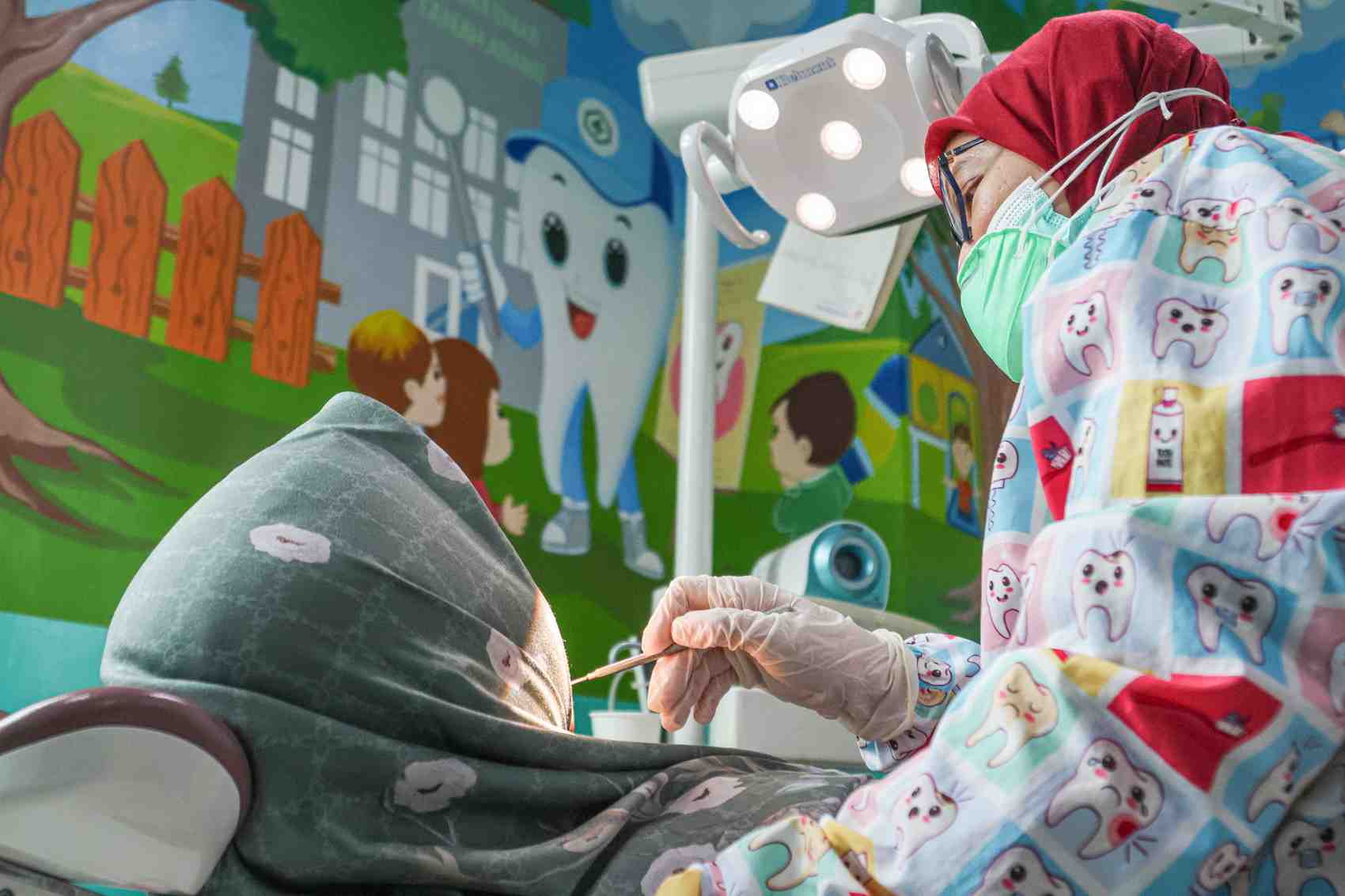 CEK GIGI: Seorang dokter gigi memeriksa gigi pasien di sebuah puskesmas di Jakarta, Minggu (9/2/2025). Pemerintah menyiapkan layanan pengecekan kesehatan gratis yang akan dimulai pada Senin, 10 Februa