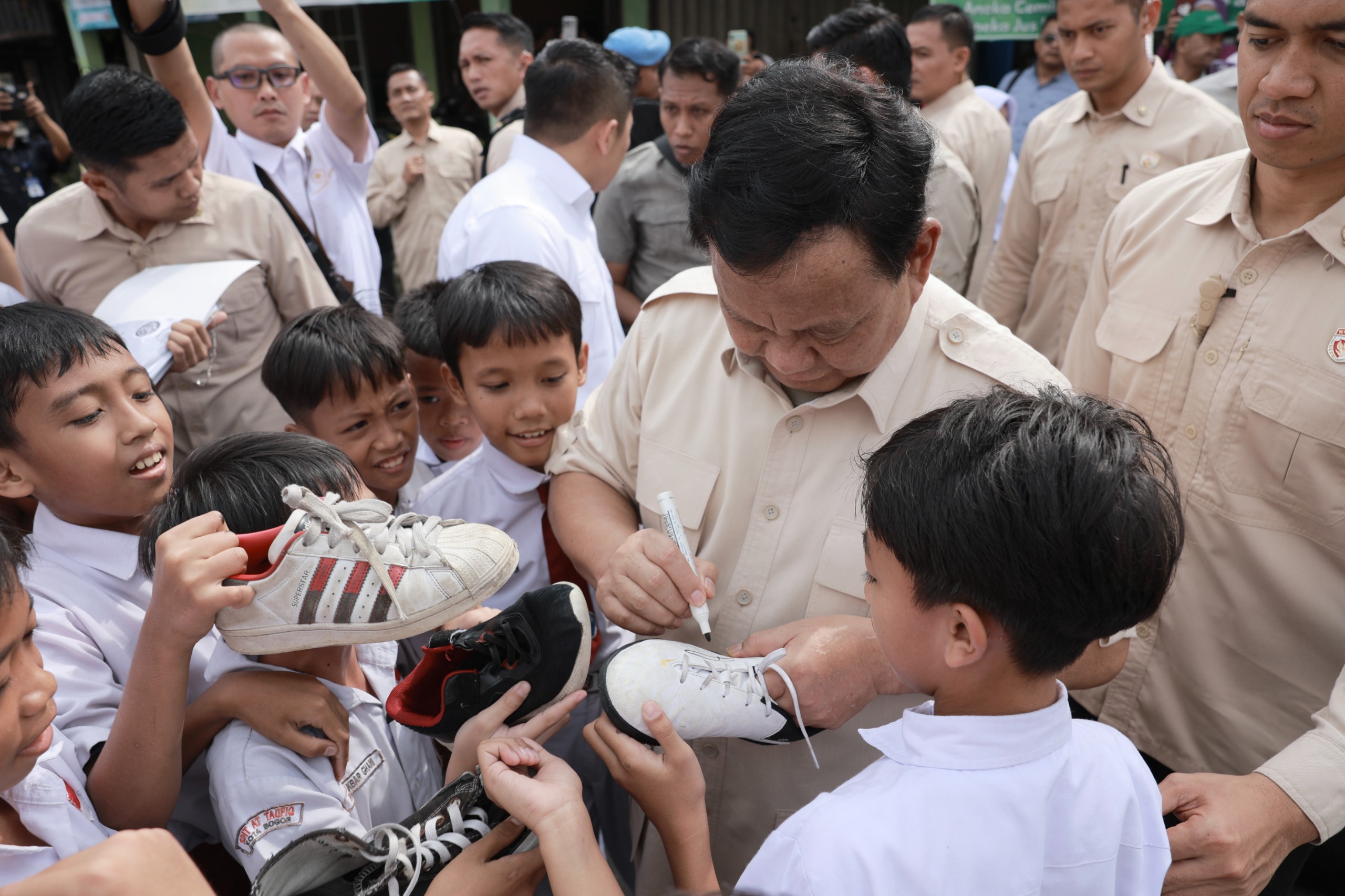 ANTUSIAS : Para Siswa saat meminta tanda tangab Presiden RI Prabowo Subianto, Senin (10/2) pagi.