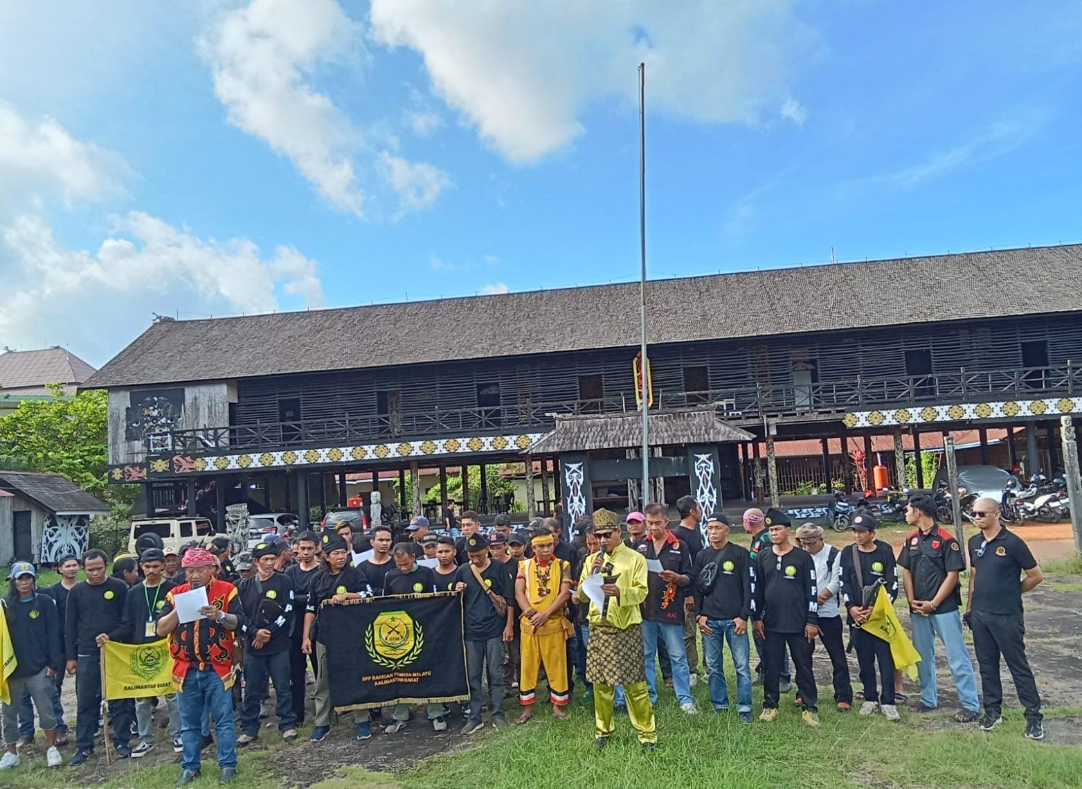 Aliansi Masyarakat Kalbar lintas suku menggelar aksi kehadiran Ormas GRIB, di Rumah Betang Pontianak, Minggu (9/2).