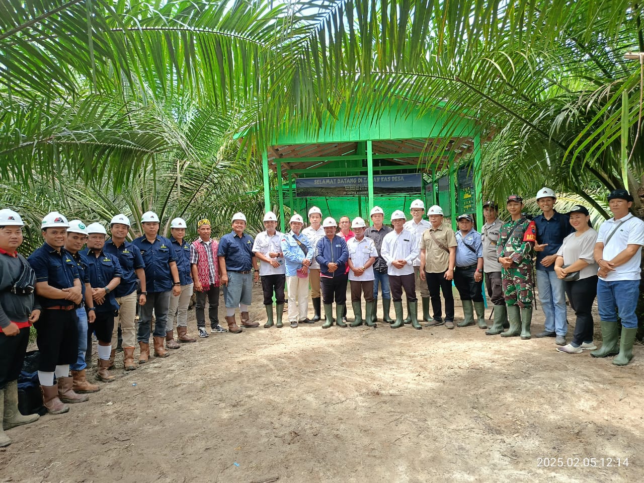 Forkompimcam dan jajaran pimpinan beserta staf PT Aditya Agroindo sebelum melakukan panen perdana.