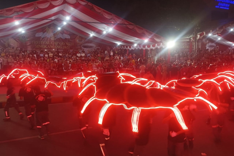 Suasana pawai lampion di kota Singkawang Senin (10/2) malam.