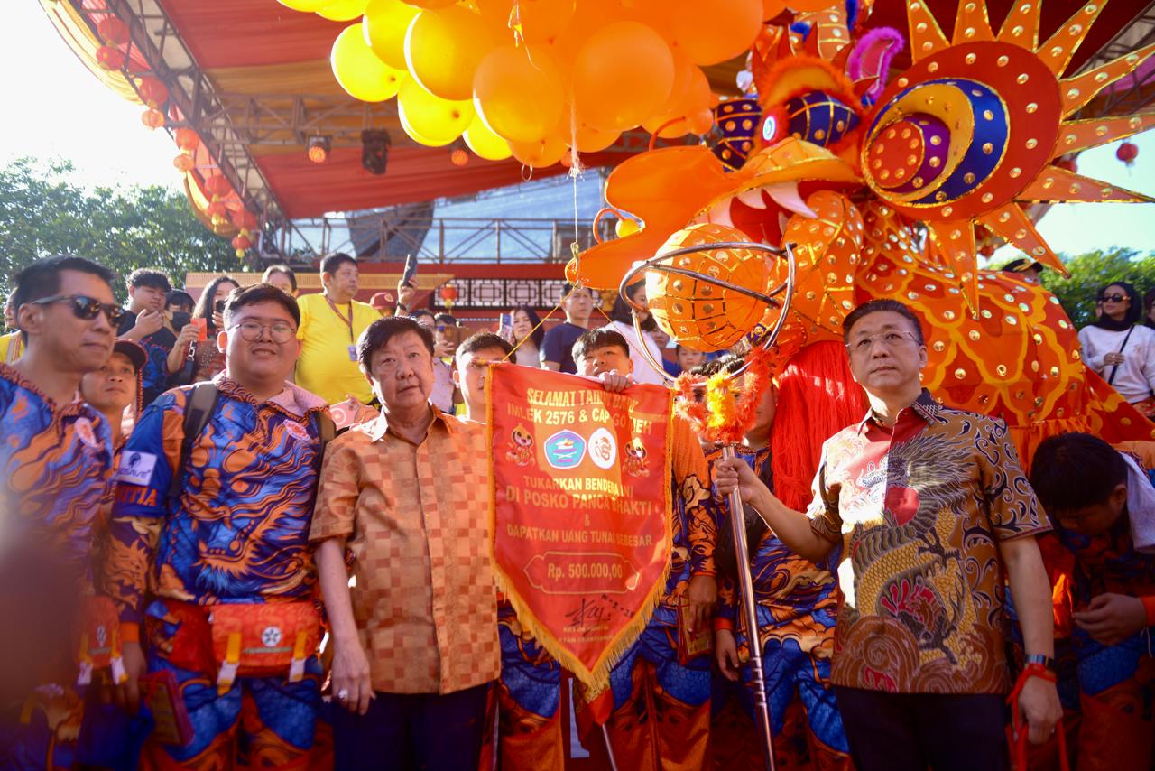 Tokoh Tionghoa sekaligus Ketua umum yayasan Pemadam Kebakaran Panca Bhakti, The Lu Sia saat melepaskan balon pada prosesi ritual buka mata di Klenteng Kwan Tie Bio, Jalan Diponegoro, Pontianak.