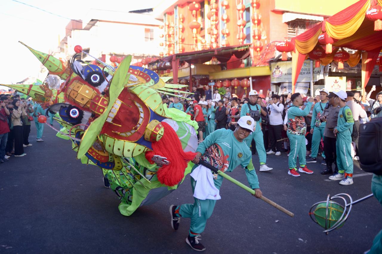 Atraksi salah satu naga usai mengikuti ritual buka mata di Klenteng Kwan Tie Bio, Jalan Diponegoro, Pontianak.