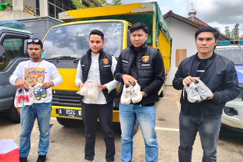 Polisi menunjukan beberapa sepatu bekas yang akan diselundupkan ke Jakarta melalui pelabuhan Dwikora Pontianak. Sebanyak tujuh ballpres sepatu bekas berhasil disita.