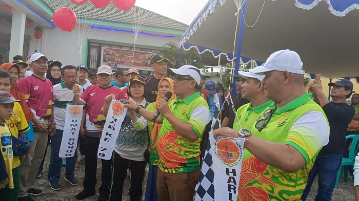 JALAN SANTAI: Mad Rais Kepala Kemenag Kapuas Hulu saat melepas peserta jalan santai kerukunan umat beragama.