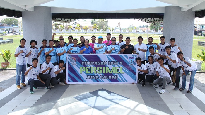 BERSAMA: Tim Persimel foto bersama dengan Bupati Melawi H Dadi Sunarya Usfa Yursa saat pelepasan dalam rangka Kompetisi Liga 4 Nasional 2025 Zona Kalimantan Barat.