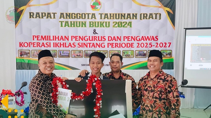 DOORPRIZE : Satu diantara anggota Koperasi Ikhlas Sintang menjadi pemenang door prize pada RAT Tahun Buku 2024