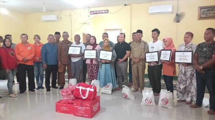 Pemkab Kubu Raya serahkan bansos Rp.25 juta kepada enam kepala keluarga (KK) Jalan Mayor Alianyang, Gang Purnawirawan 2 yang terdampak penggusuran dari rencana perluasan Kodam XII/TPR, Senin (10/2)