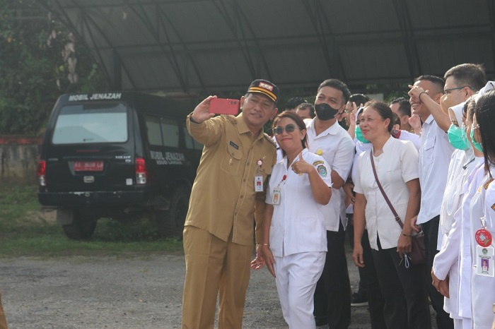 BERSAMA: Penjabat Bupati Landak Gutmen Nainggolan bertemu para ASN usai memimpin apel di RSUD Landak, Senin (10/2).