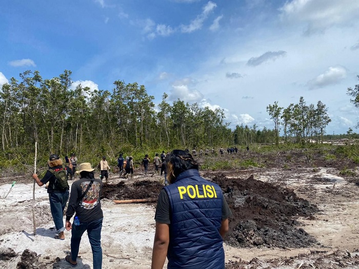 RAZIA: Polisi mendatangi lokasi PETI di Desa Sungai Pelang, Kecamatan MHS, Jumat (7/2).