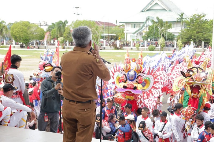SAMBANGI : Rombongan pemain naga dan barongsai disambut Asisten Sekda, Syamsul Islami, di Kantor Bupati Ketapang, Senin (10/2).