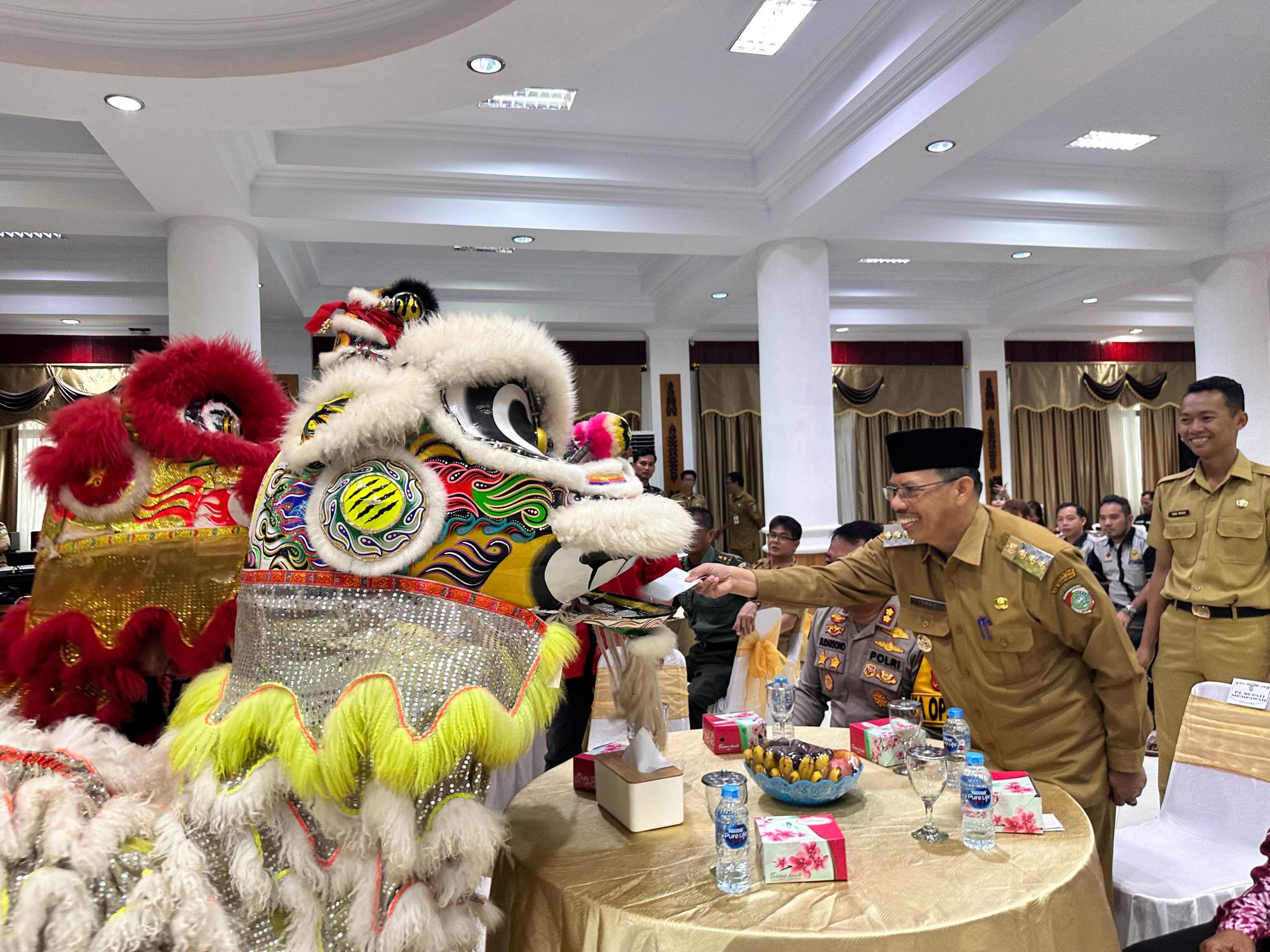 ANGPAO: Pj Bupati Mempawah Ismail memberikan angpao saat atraksi barongsai pada acara ramah tamah Imlek.