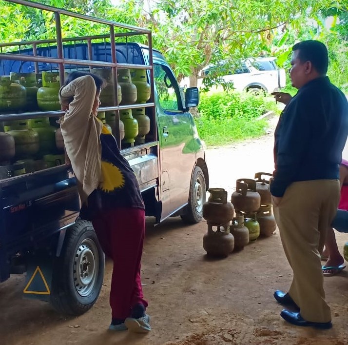 DISTRIBUSI: Hendri Kurniawan saat melakukan pengawasan distribusi LPG di pangkalan.