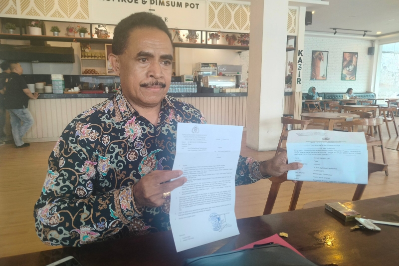 Kuasa hukum tersangka DL alias DM, Raymundus Loin memperlihatkan surat laporan ke Propam Polda Kalbar atas dugaan pemerasaan dan rekayasa kasus yang diduga dilakukan oknum polisi di Polres Sanggau.