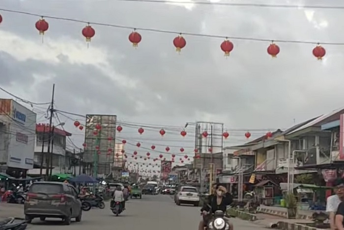 IMLEK : Suasana Kota Pemangkat dihiasi dengan pernak pernik Imlek.