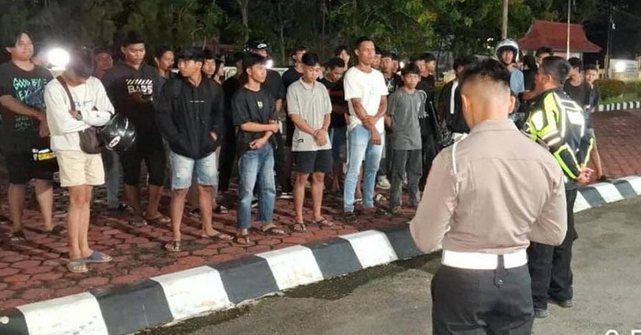 RAZIA : Puluhan pengendara motor di Sintang terjaring razia knalpot brong.