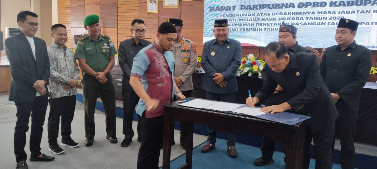 MELAWI : Penandatanganan berita acara pemberhentian dan pengangkatan Bupati dan Wakil Bupati Melawi oleh unsur pimpinan DPRD disaksikan Jumat (7/2) lalu.