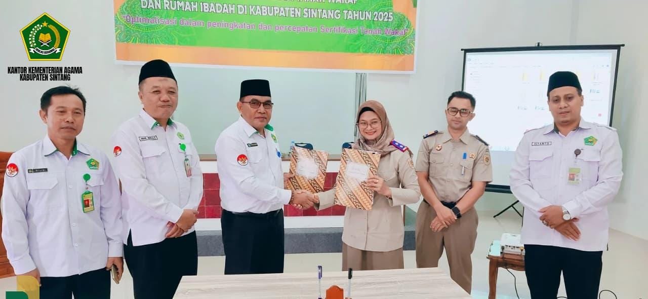 MoU : Kepala Kemenag Kabupaten Sintang Hasib Arista usai melakukan penandatanganan MoU bersama BPN Kabupaten Sintang.&nbsp;