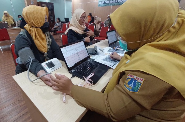 Sejumlah pasien mulai melakukan Cek Kesehatan Gratis (CKG) di Puskesmas Pulogadung, Senin (10/2).