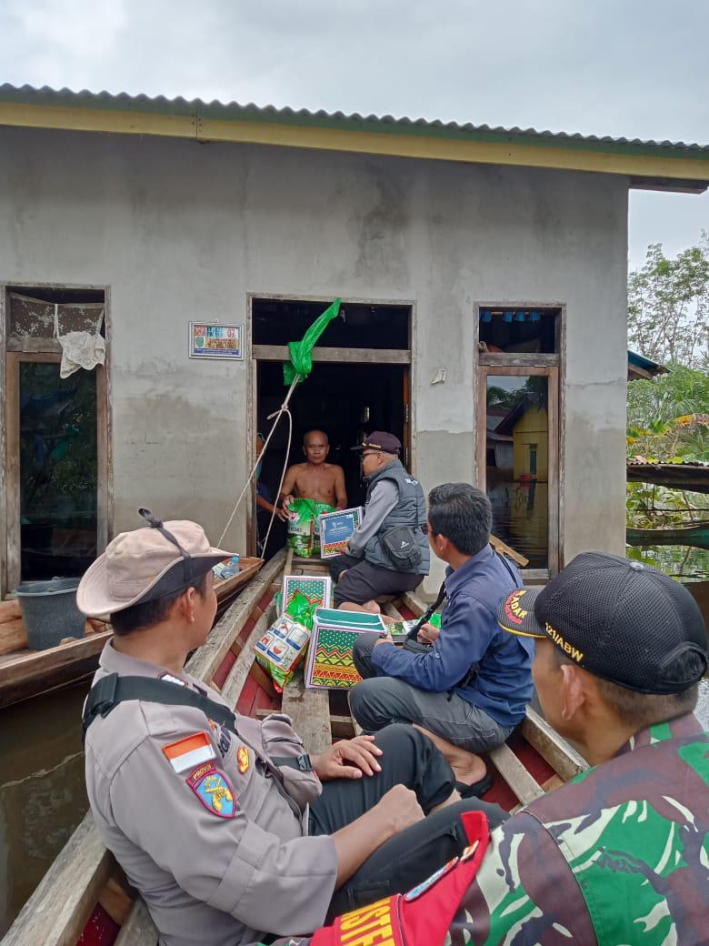 Polsek Jagoi Babang bersama Pemerintah Desa, Puskesmas Jagoi Babang dan relawan saat menyalurkan bantuan sosial bagi korban banjir di Dusun Sentimok, (10/2).