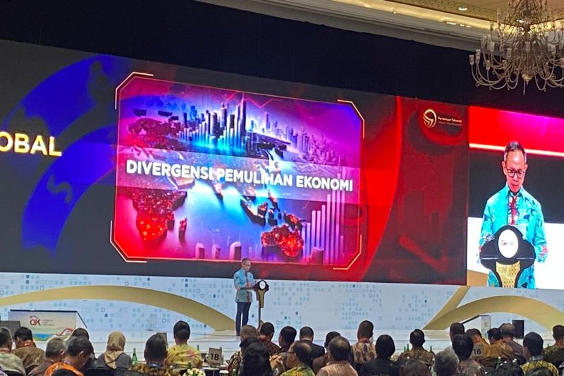 Ketua Dewan Komisioner OJK Mahendra Siregar dalam acara Pertemuan Tahunan Industri Jasa Keuangan (PITJK) 2025 di Jakarta, Selasa (11/2).