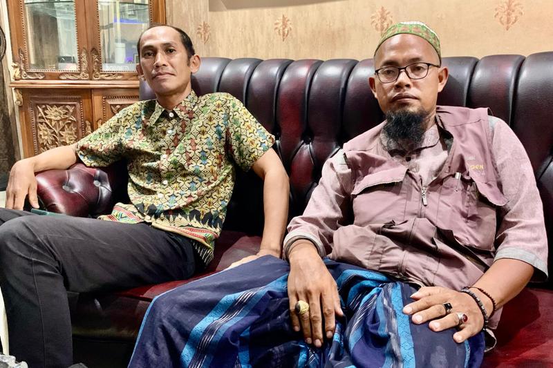 Kardiansyah (kanan), dan Mujib (kiri) memberikan testimoni mengenai pengalaman orang tua mereka yang menunaikan ibadah umrah bersama Ihya Tour & Travel di Kantor Ihya Tour & Travel, Senin (10/2).