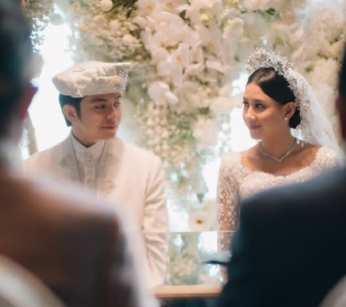 Angga Yunanda dan Shenina Cinnamon saat melangsungkan akad pernikahan.