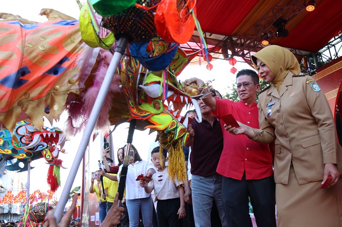 NAGA BUKA MATA: Windy Prihastari Harisson menyaksikan langsung pelaksanaan ritual naga buka mata di Panggung Utama Cap Go Meh, Jalan Diponegoro, Pontianak.&nbsp;